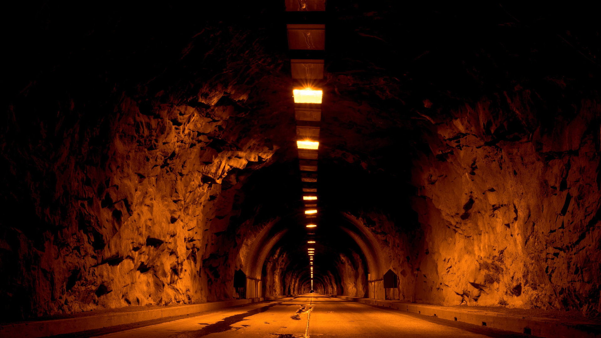 eine beleuchtete Tunnelröhre