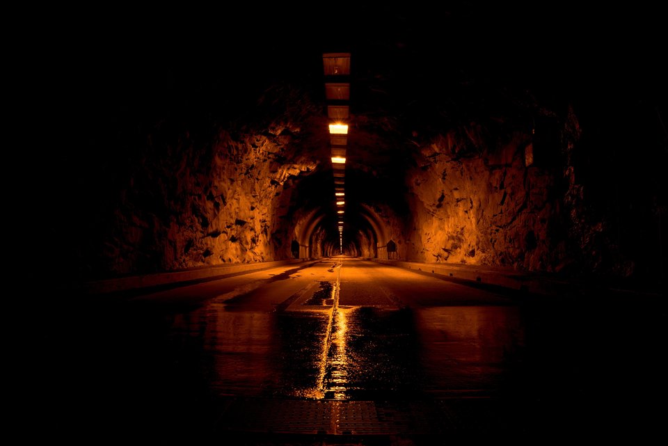 Ein beleuchteter Tunnel
