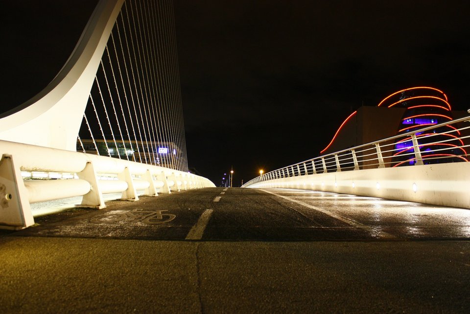 Eine Brücke bei Nacht