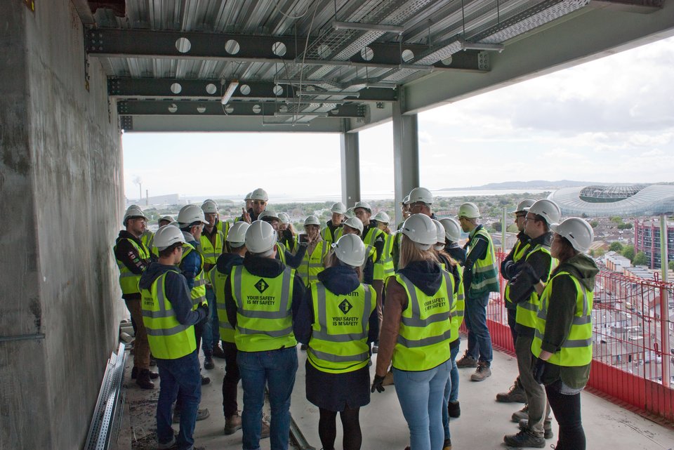 Studierende auf einer Baustelle