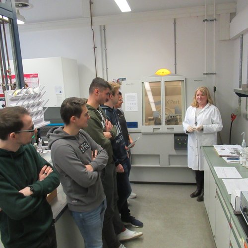 Eine Gruppe von Studierenden im Labor für Baustoffkunde