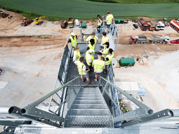 Studierende auf einer Baustelle