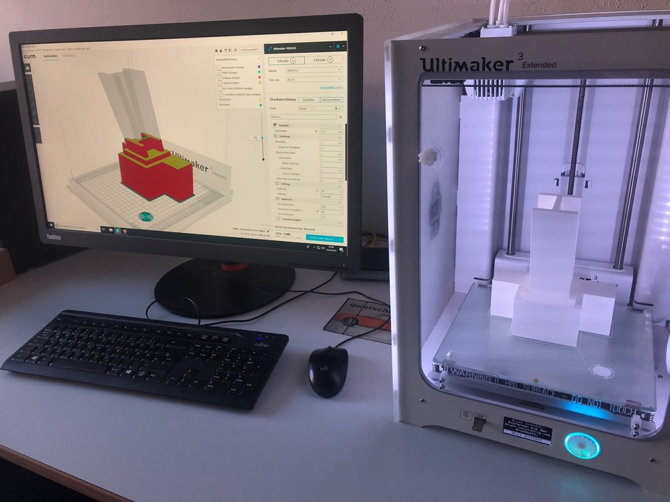 Ein Computer und ein 3D Drucker