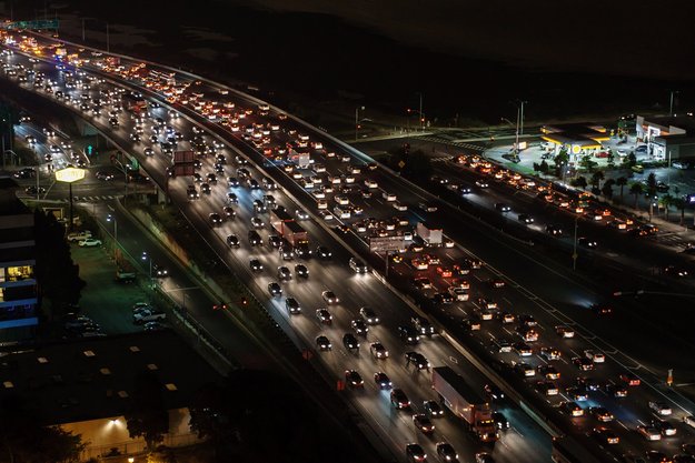 Eine Straße mit dichtem Verkehr bei Nacht