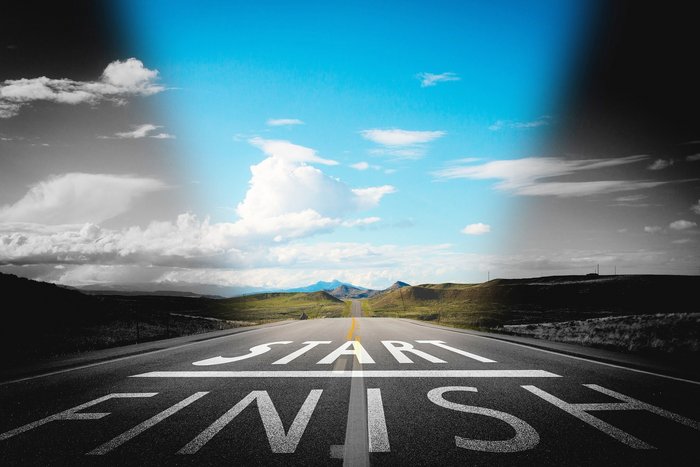 Eine Strasse mit der Aufschrift Start und Finish