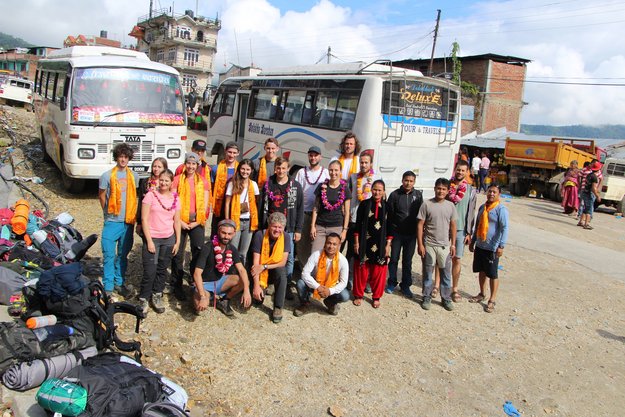 Eine Gruppe Studierender auf einer Exkursion in Nepal