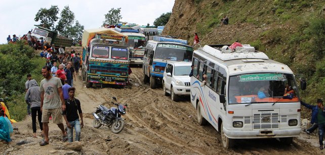 Eine schlammige Strasse in Nepal