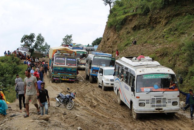 Eine schlammige Strasse in Nepal