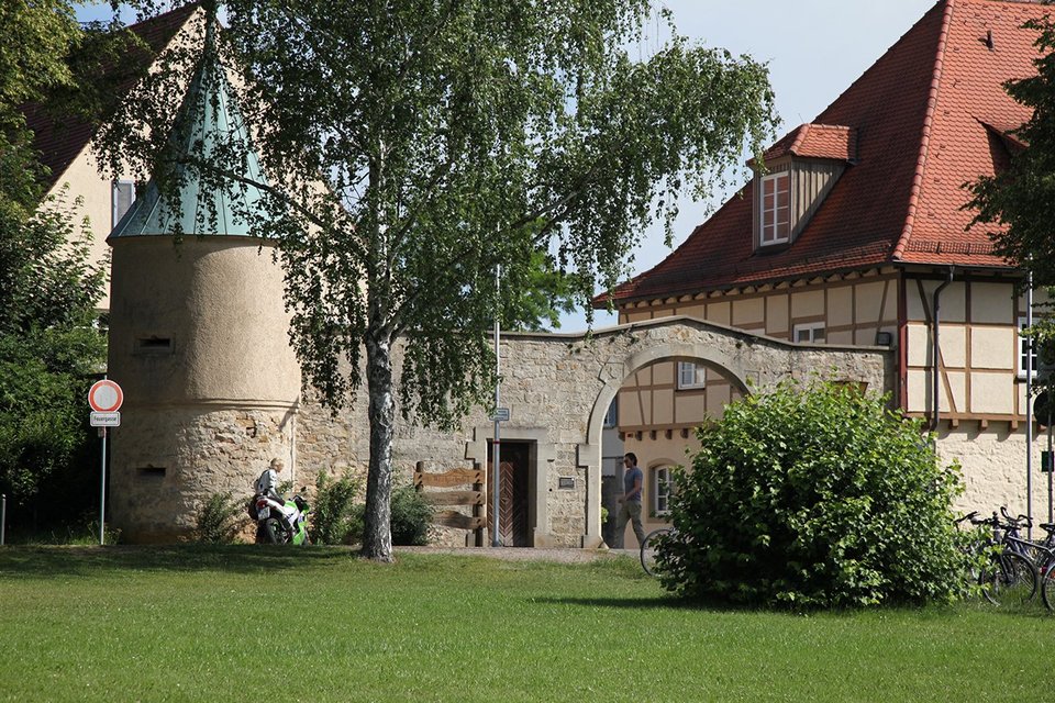 Ein Fachwerkhaus und ein Steinturm der Hochschule Rosenheim