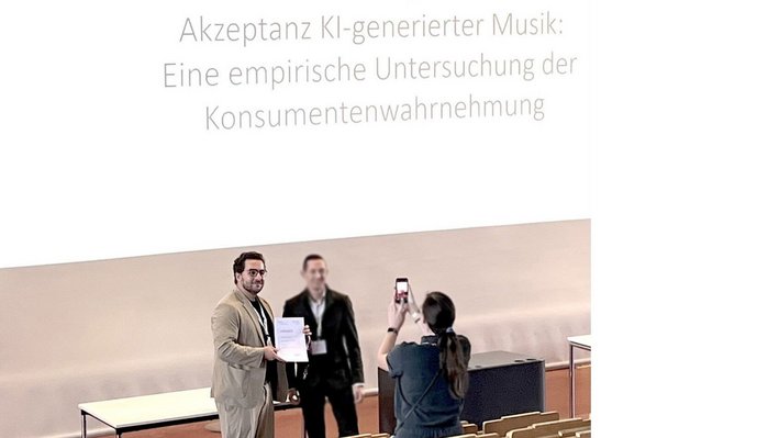 Verleihung Best Poster Award für Mikael Bagratuni