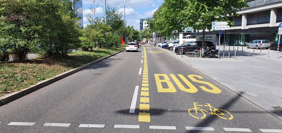 Darstellung einer Strasse mit unterschiedlichen Fahrspuren für MIV, ÖPVN, Radverkehr/Representation of a road with different lanes for private transport, public transport and cycling