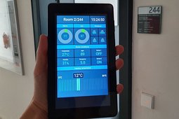 Touchpanel mit den Sensordaten und Steuerelementen eines Raumes / Touch panel with sensor data and control elements of a room