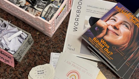 Tisch mit Flyern zu Resilienz