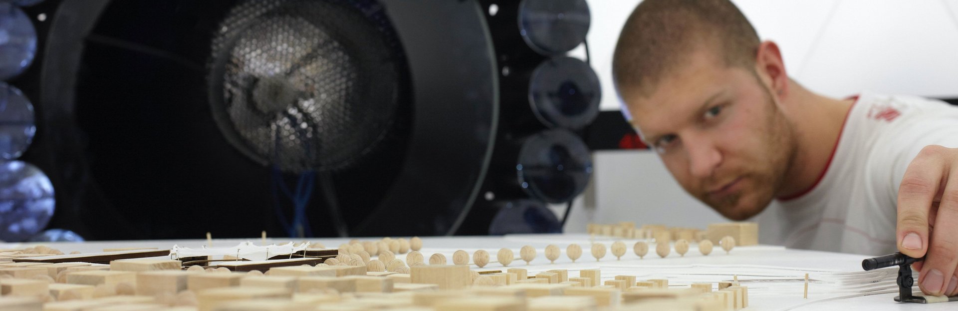 Mann schaut sich Architekturmodell an 