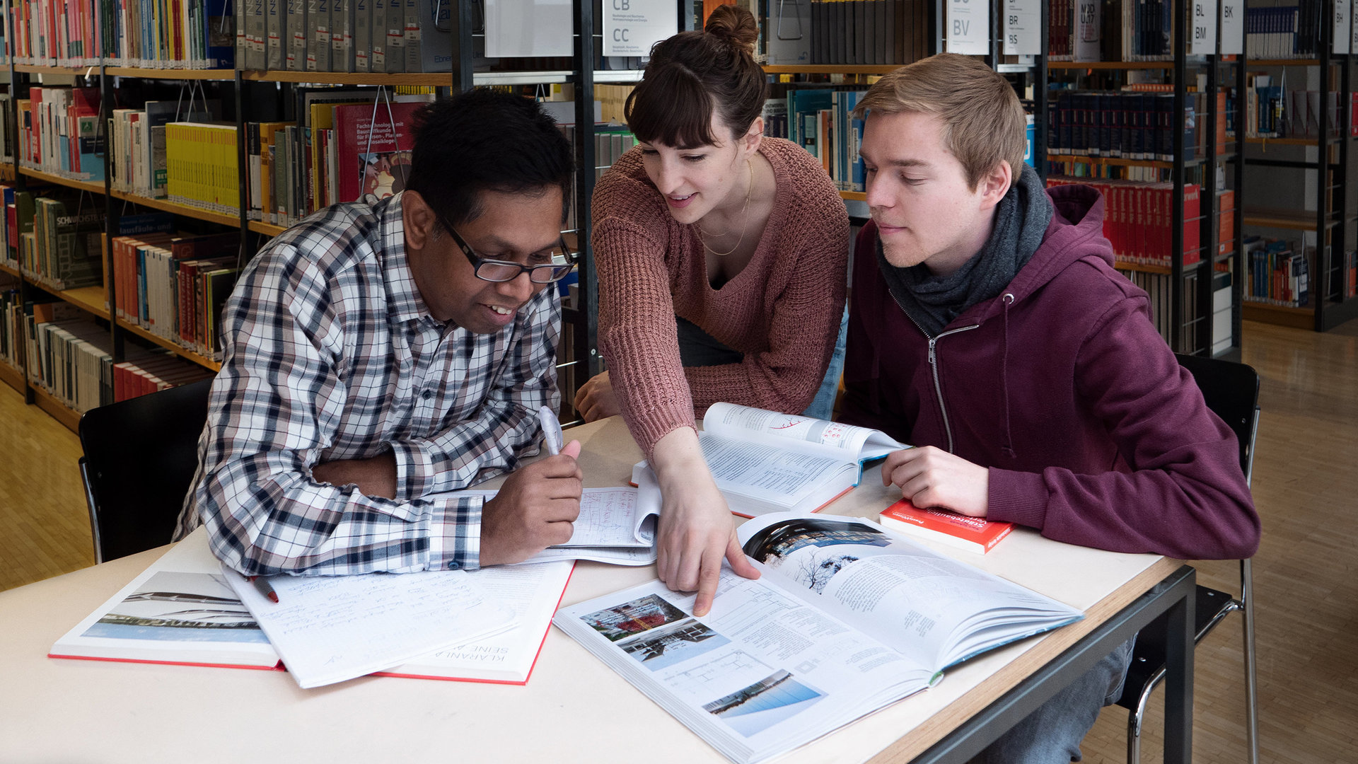 Personen in einer Bibliothek