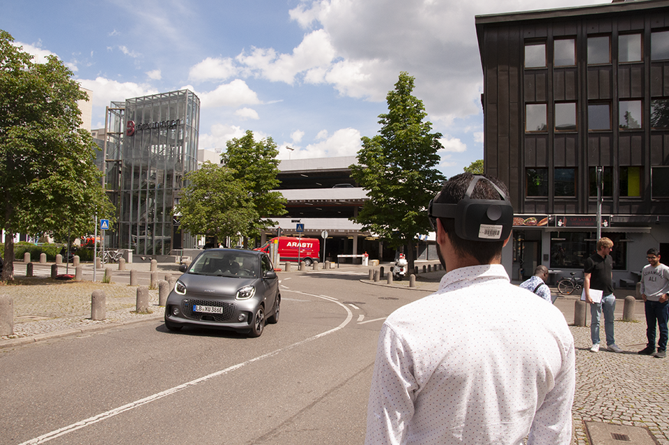 Durchführung partizipativer AR- und VR-Experimente im Projektquartier mit Computer-Brille/Conducting participatory AR and VR experiments in the project quarter with computer glasses.