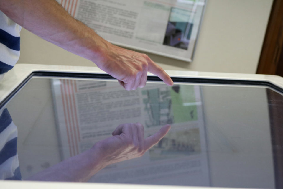 Person bedient Touchscreen