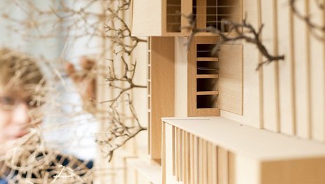 Ein Architekturmodell mit Bäumen