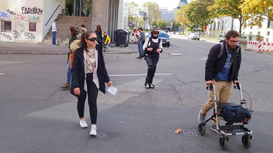 Personen überqueren die STraße