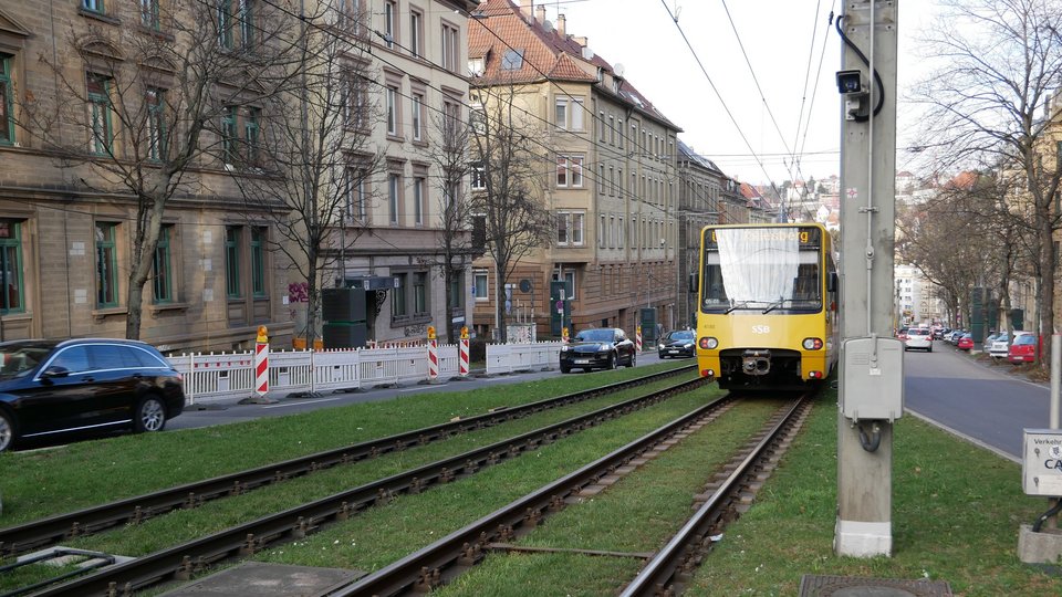 Bild zeigt Häuser an einer viel befahrenen Straße