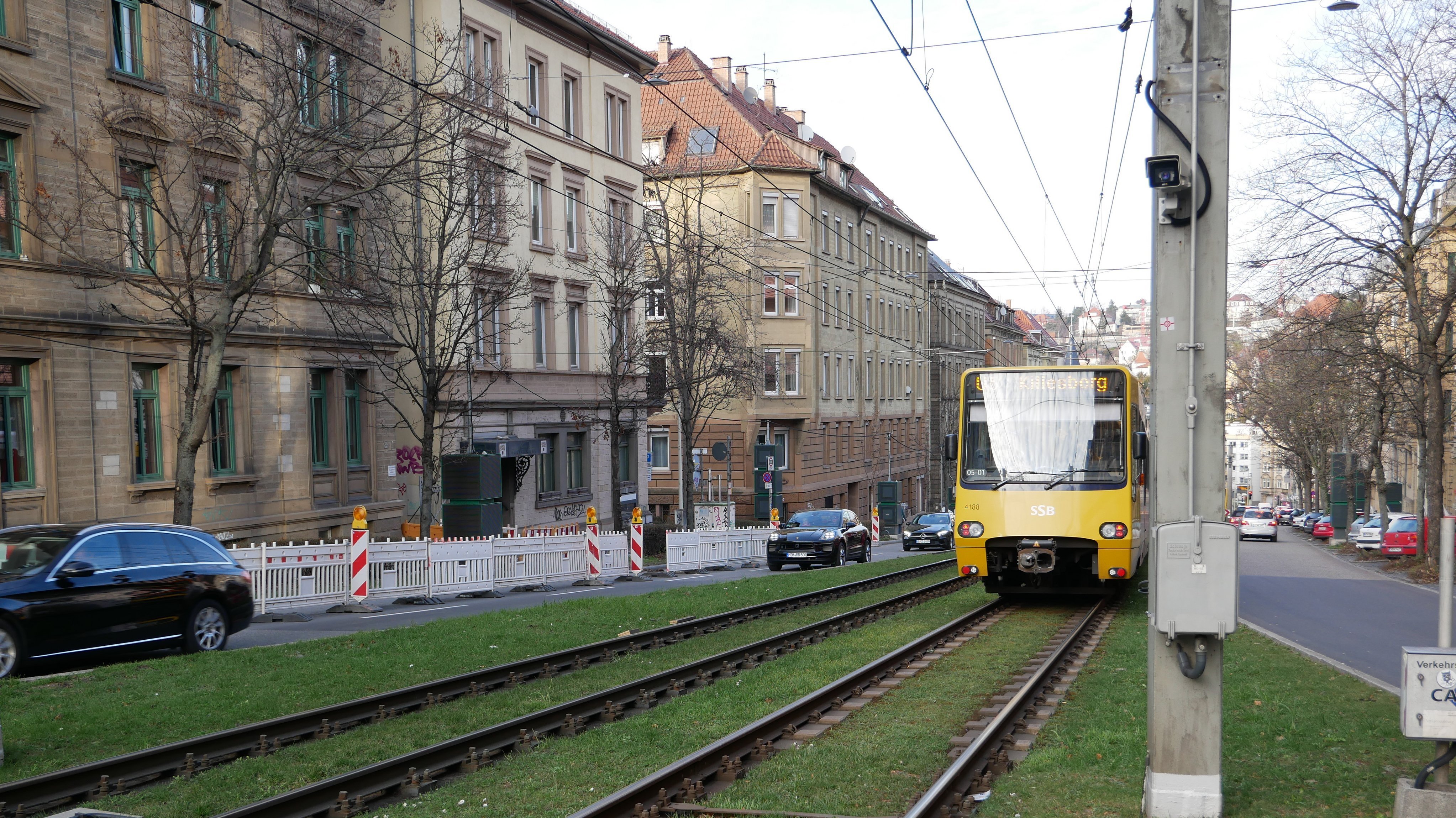 Bild zeigt Häuser an einer viel befahrenen Straße