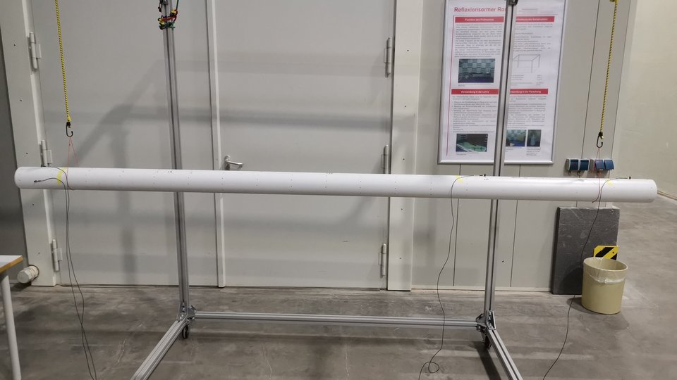 Freely suspended sewage pipe with mounted accelerometers