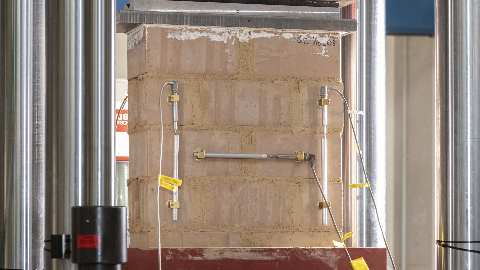 Mauerwerkswand auf Lehmsteinen in einer Prüfmaschine