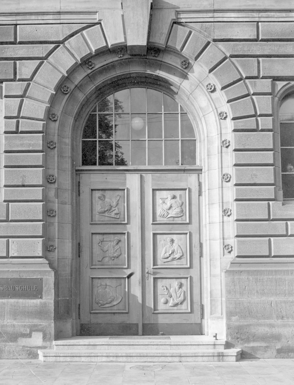 Alte Eingangstür ins Hauptgebäude