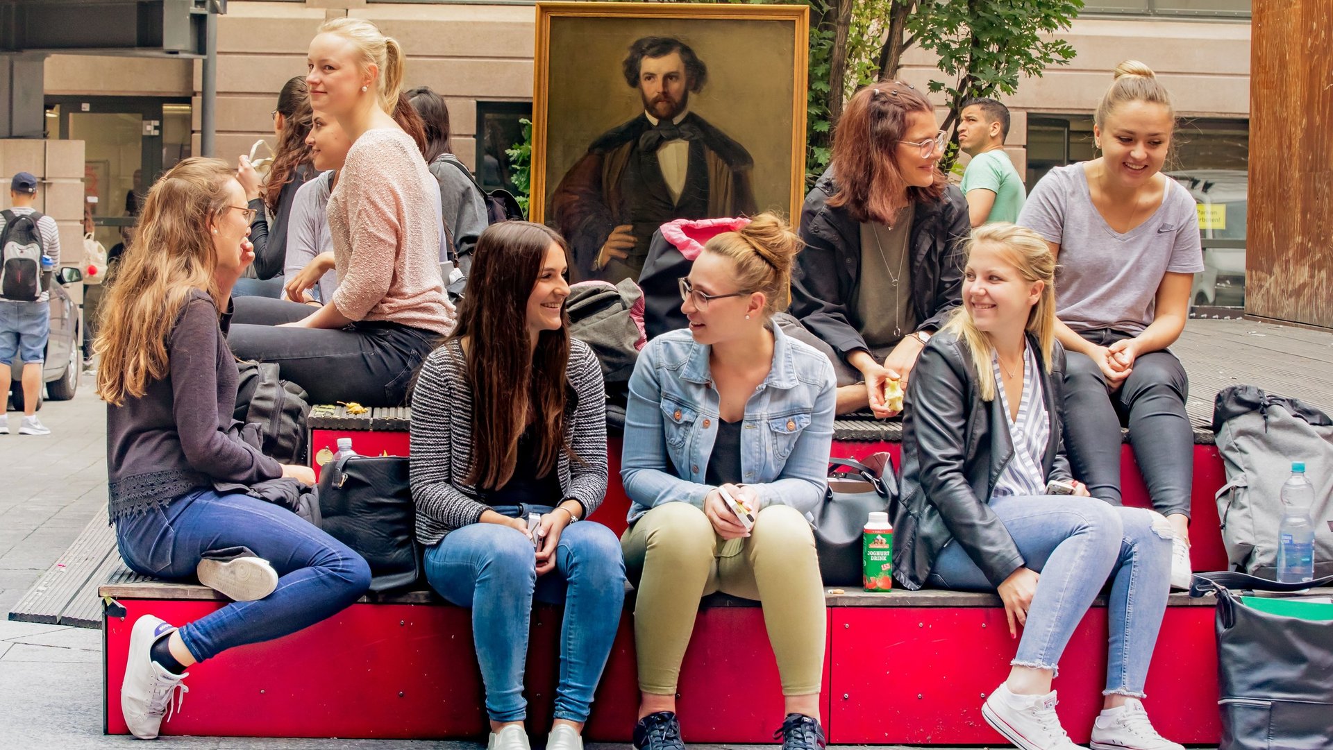 Studentinnen sitzen am Block 4