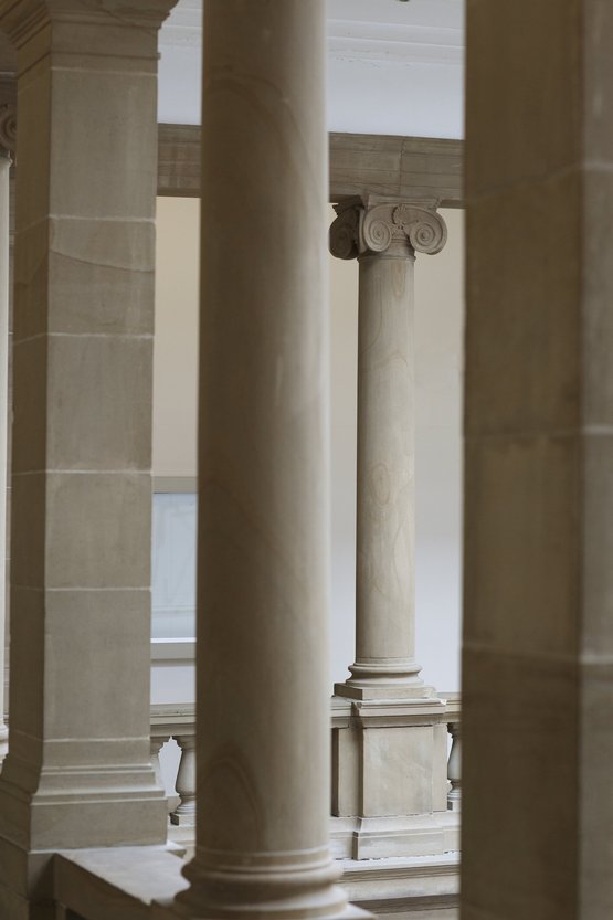 Eine Säule im Lichthof von Bau 1