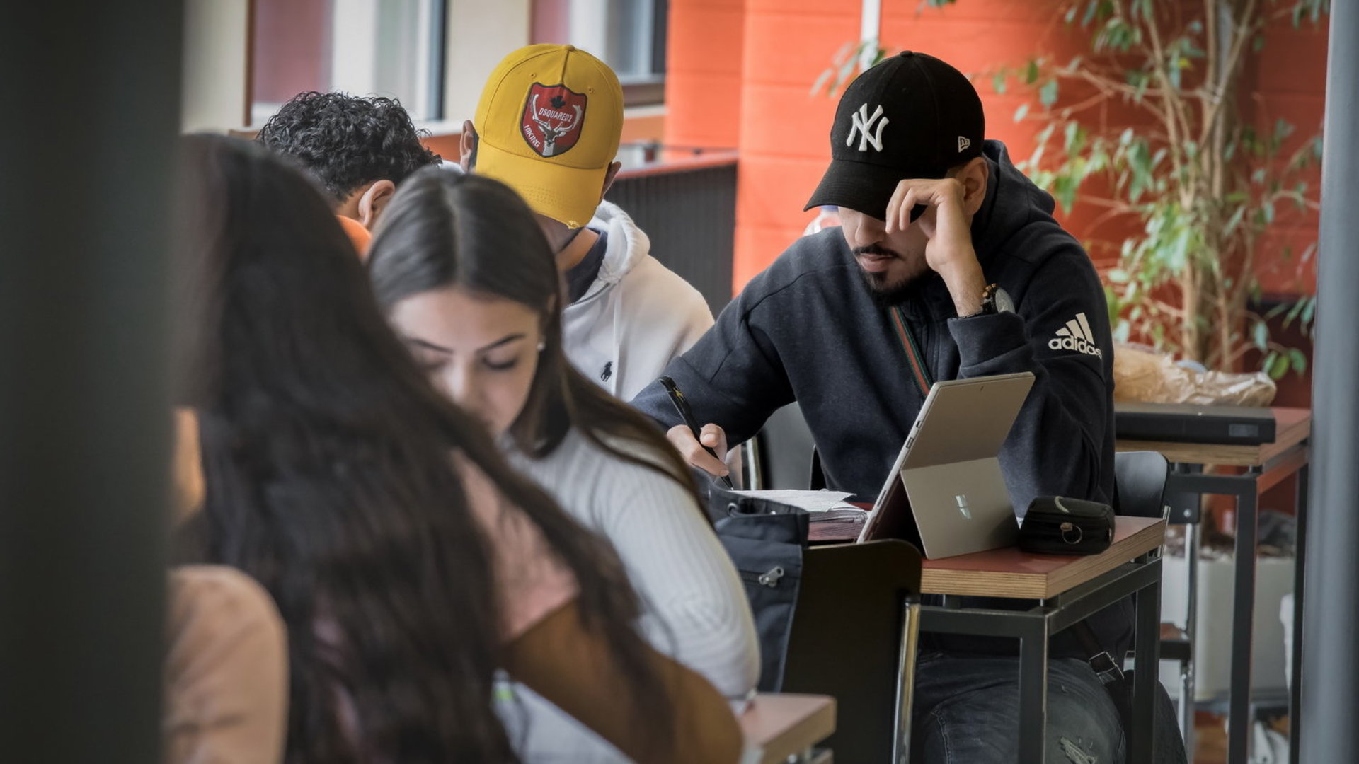 Studierende arbeiten am Tisch