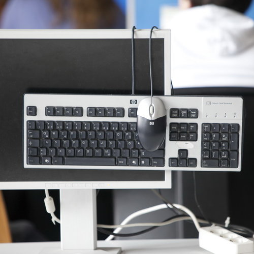 Bildschirm mit Tastatur und Maus