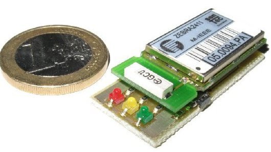 Microchip neben Euromünze
