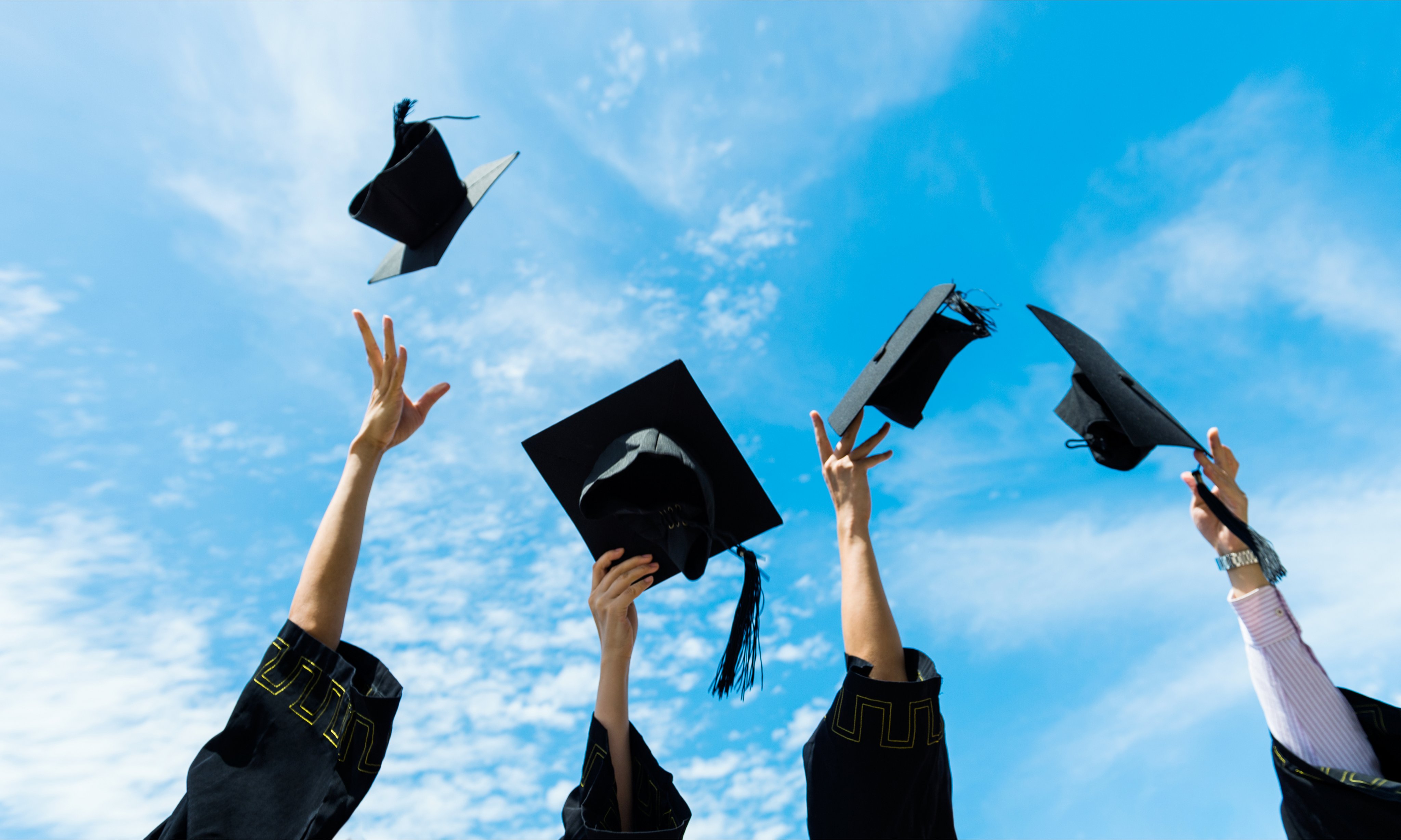 Hände in der Luft mit Graduierungshut