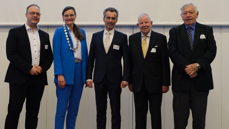 Ehrensenatoren auf der Bühne