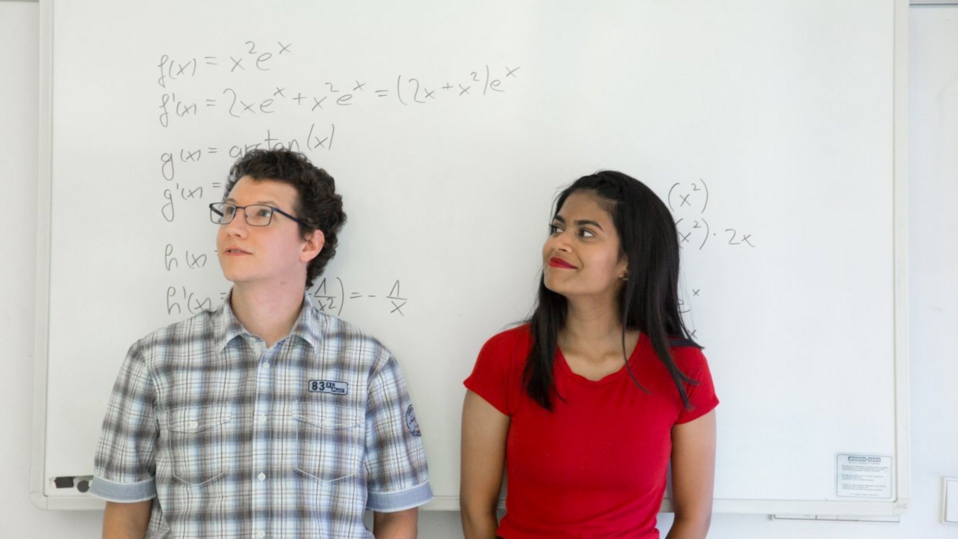Zwei Studenten stehen vor einem Whiteboard