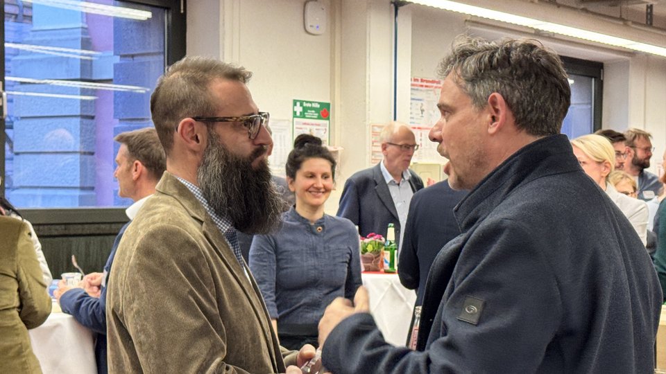 Fotos vom Fest, Menschen im Gespräch