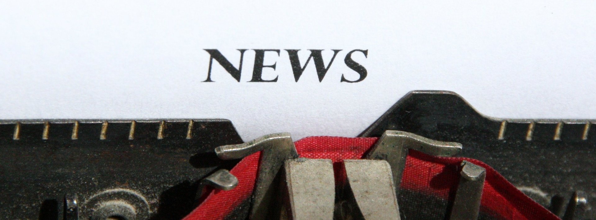 Das Wort News auf einem Blatt Papier abgebildet
