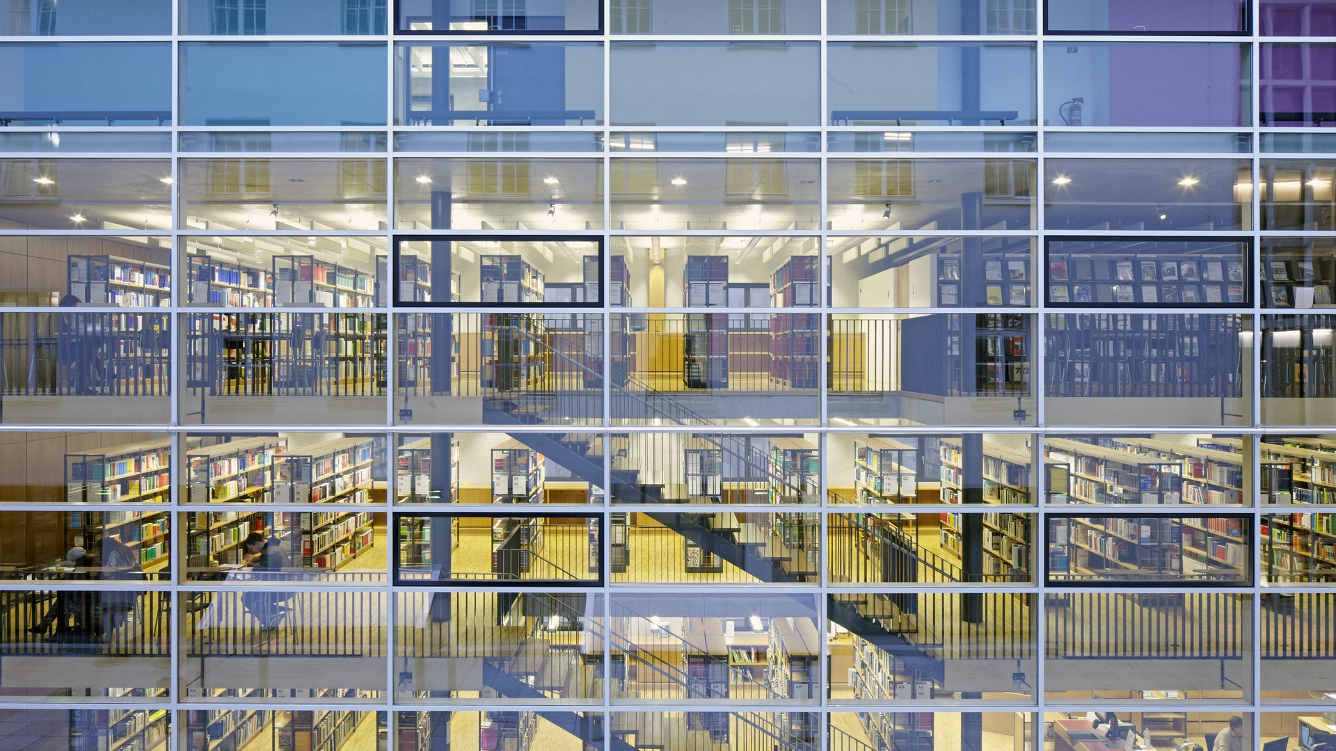 Glasfront der Bibliothek