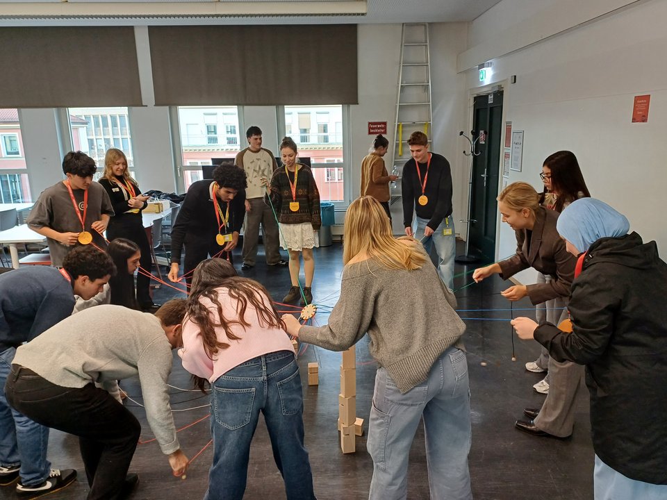 Schüler:innen bei einem Experiment