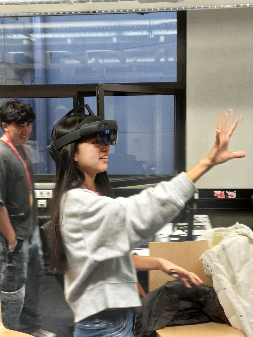 Schülerin mit VR-Brille