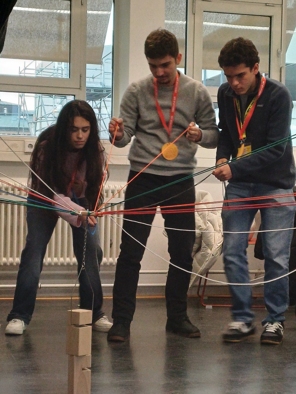 Drei Schüler:innen bei einem Experiment