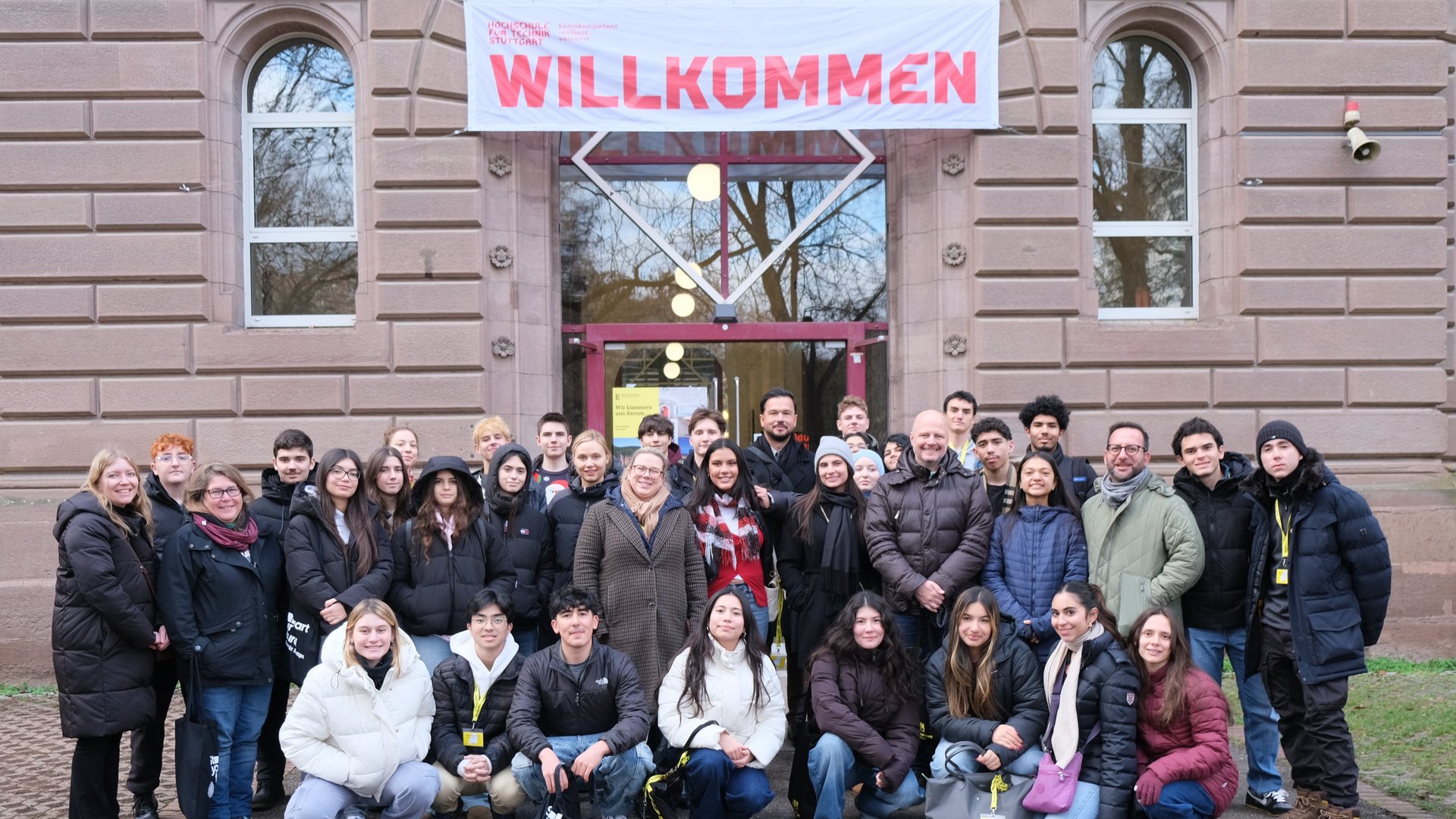Das Gruppenfoto zeigt internationale Schüler:innen, die im November 2025 die HFT Stuttgart besuchten.