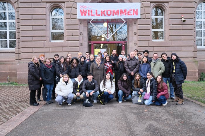 Das Gruppenfoto zeigt internationale Schüler:innen, die im November 2025 die HFT Stuttgart besuchten.