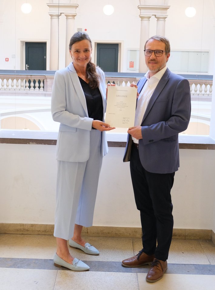 Rektorin Prof. Dr. Katja Rade übergibt die Urkunde an Prof. Dr. Max Haug.