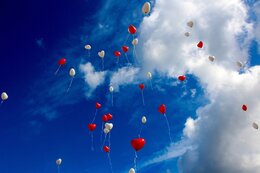 Lufballons fligen in den blauen Himmel