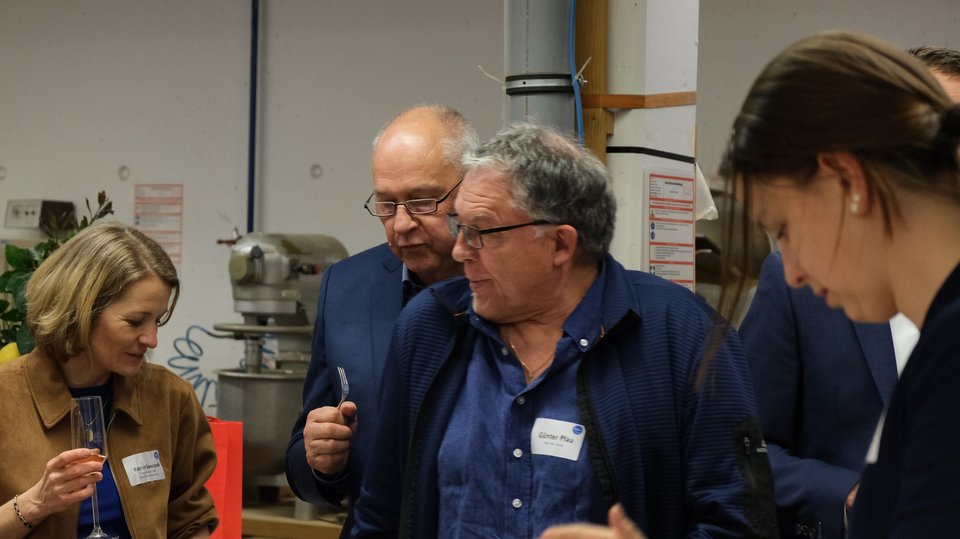 Fotos vom Fest, Menschen im Gespräch