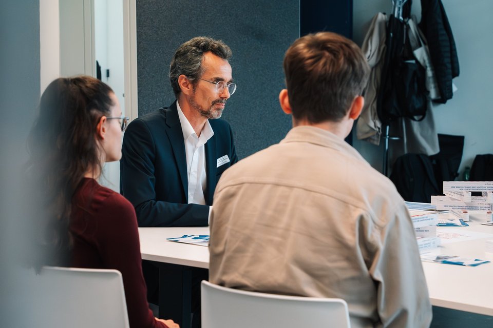 Personen an einem Tisch im Gespräch