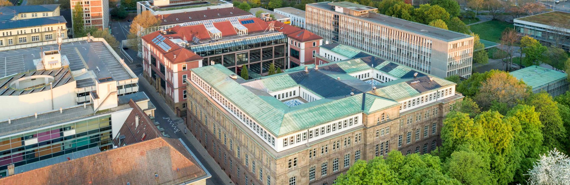 Ein Luftbild der gesamten Gebäude der HFT Stuttgart - dort können Studentinnen und Studenten in 35 Studiengängen praxisnah und mitten in der Stadt studieren