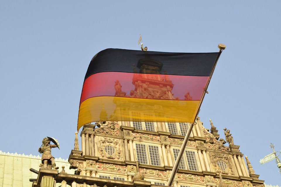 Deutsche Flagge vor historischem Gebäude